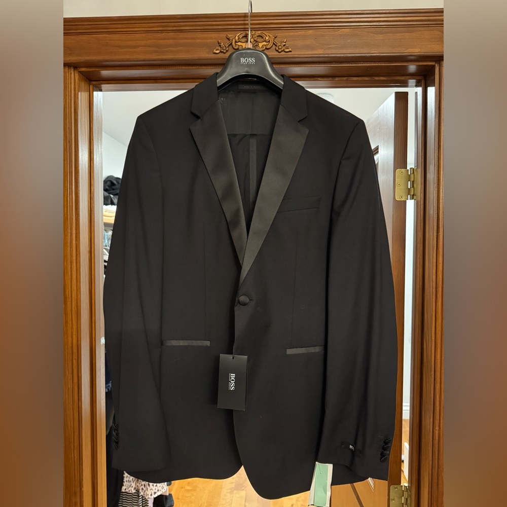 TUXEDO BOSS
Single-breasted, Two-button, Two-piece tuxedo with pants